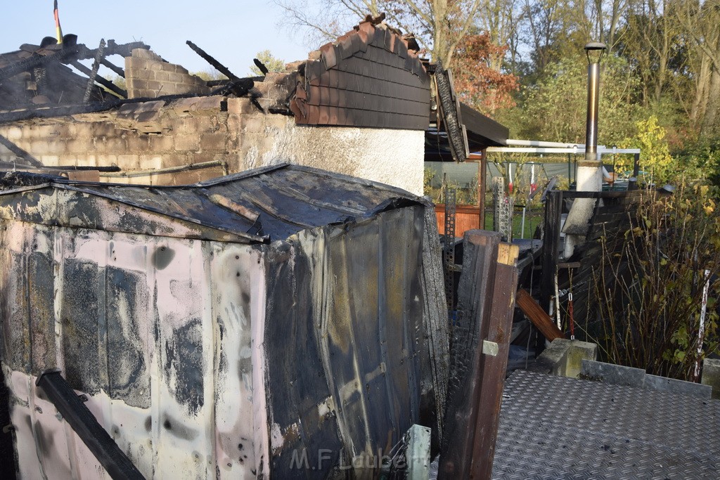 Feuer 1 brannten 3 Lauben Koeln Fuehlingen Kriegerhofstr P085.JPG - Miklos Laubert